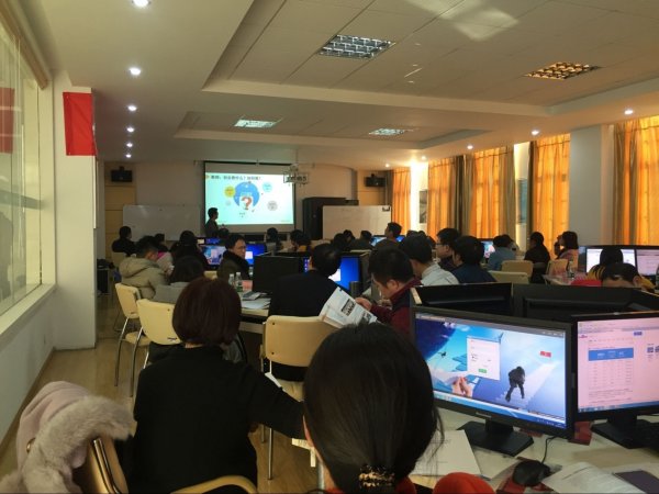 黄总为参会教师做专题培训